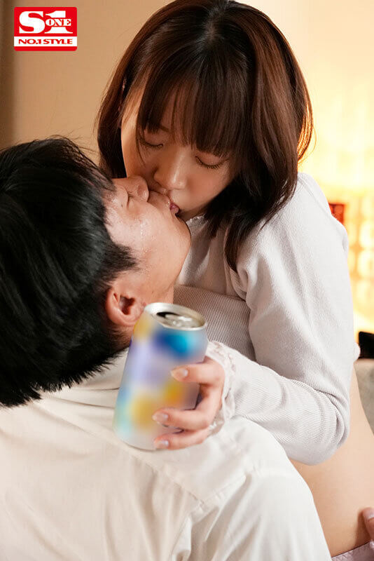 普段は下ネタNGでド真面目な後輩社員はお酒を飲むと淫乱キス魔に！酔うと全てを忘れてしまう彼女は俺と何度もエロいことしているだなんて未だ想像もしていない 架乃ゆら